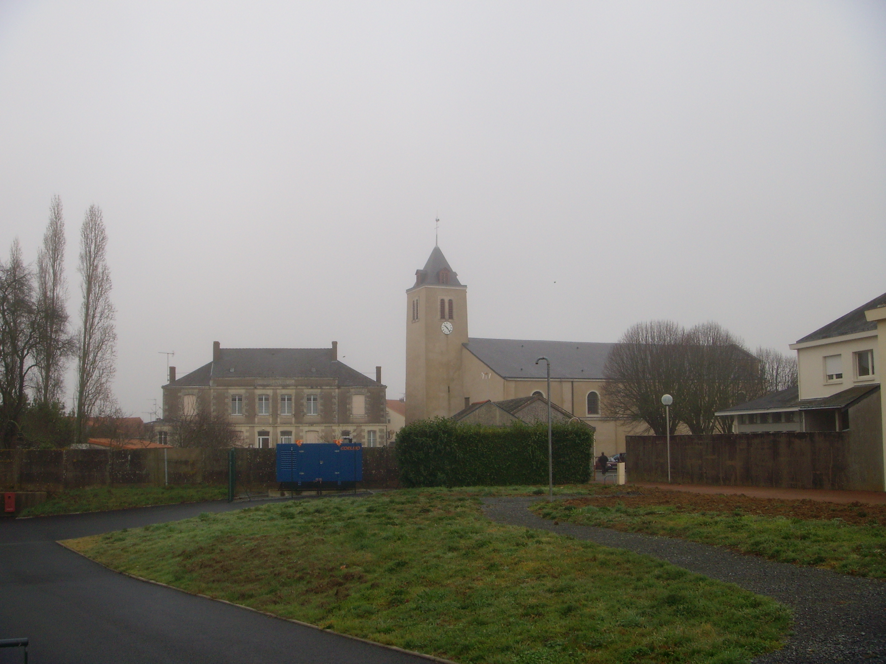 Saint-Pierre-Montlimart photo 2